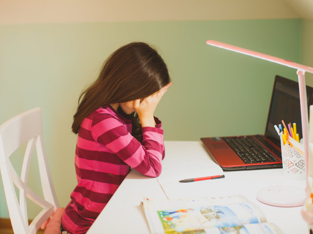 Obniżony nastrój, depresja, przemoc domowa... Nauka online nie służy dzieciom