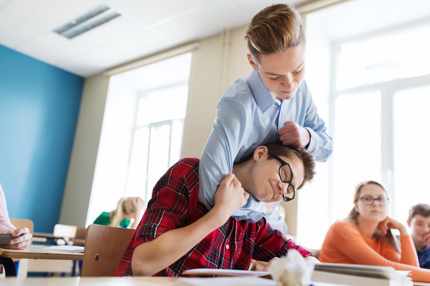 Czy znalazł się bat na szkolnych dręczycieli? Nowa ustawa daje dyrektorom możliwości