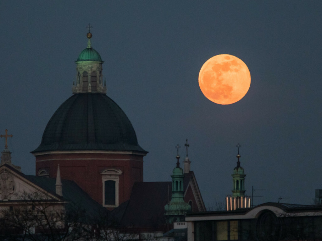 Truskawkowy superksiężyc już jutro pojawi się na niebie. Jaki ma wpływ na człowieka?