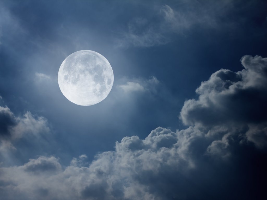 Jak pełnia Księżyca wpływa na człowieka i czego podczas niej unikać?