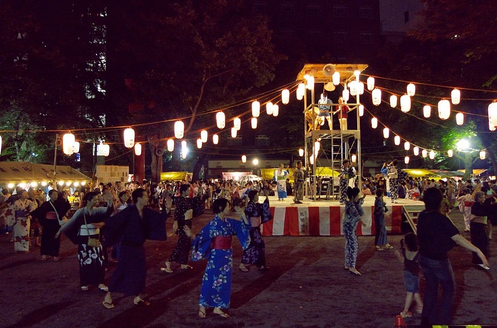 1200px-Bon_odori_at_Hanazono_Shrine