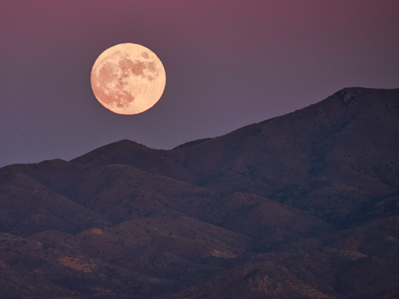 Pełnia Myśliwych. Na co powinniśmy uważać przy pełni Księżyca w październiku?