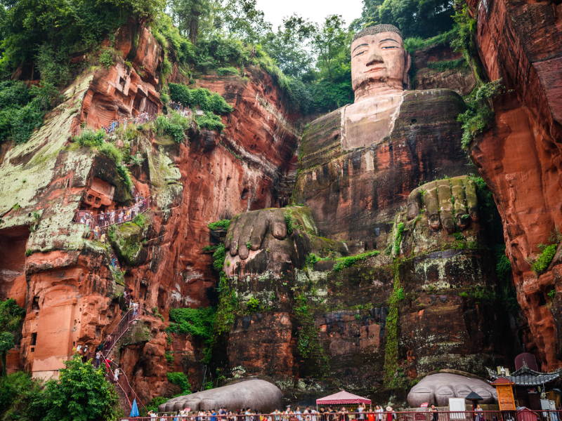 Ludzie wykuli to w skałach. Niektóre konstrukcje zapierają dech w piersi