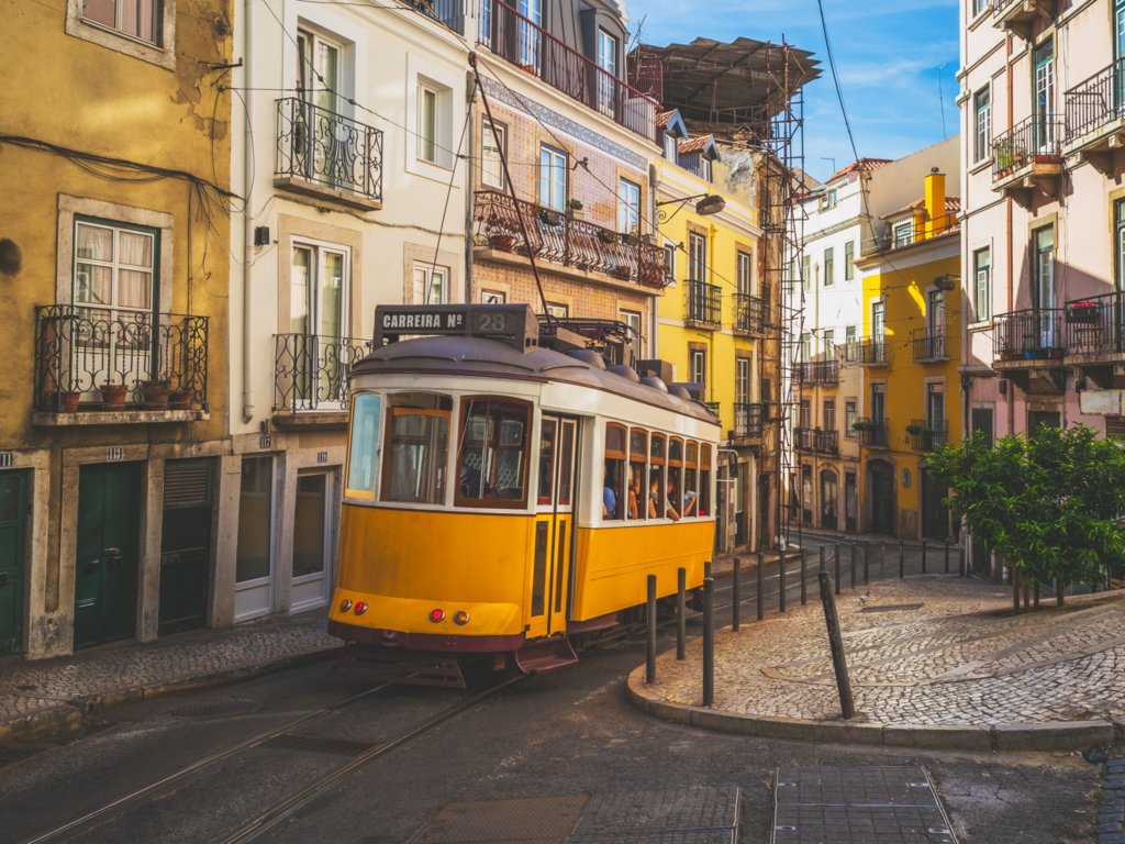 Niełatwy QUIZ wiedzowy. Rozpoznasz europejskie miasta po 3 skojarzeniach?