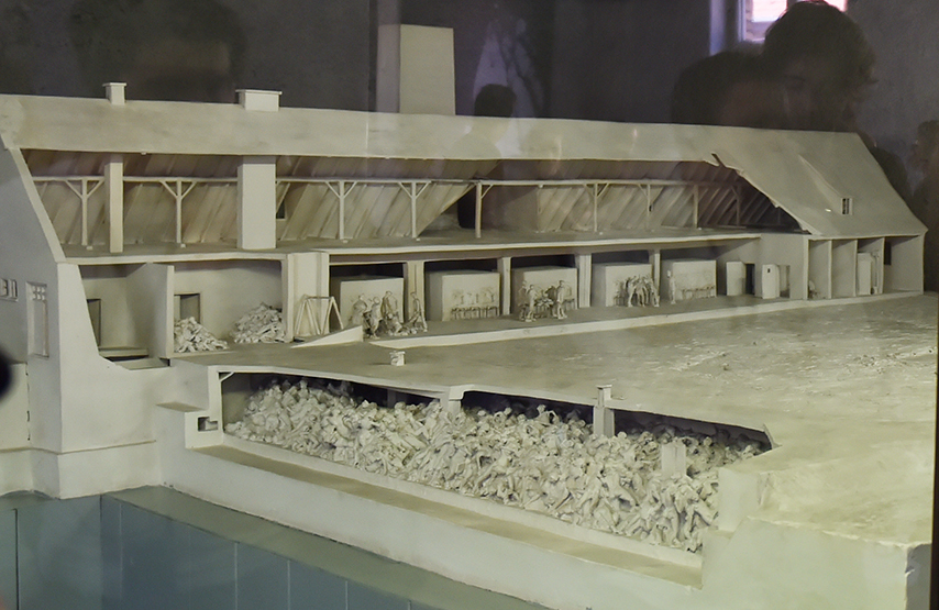 Diorama_Auschwitz_gas_chamber_crematoria_(cropped)