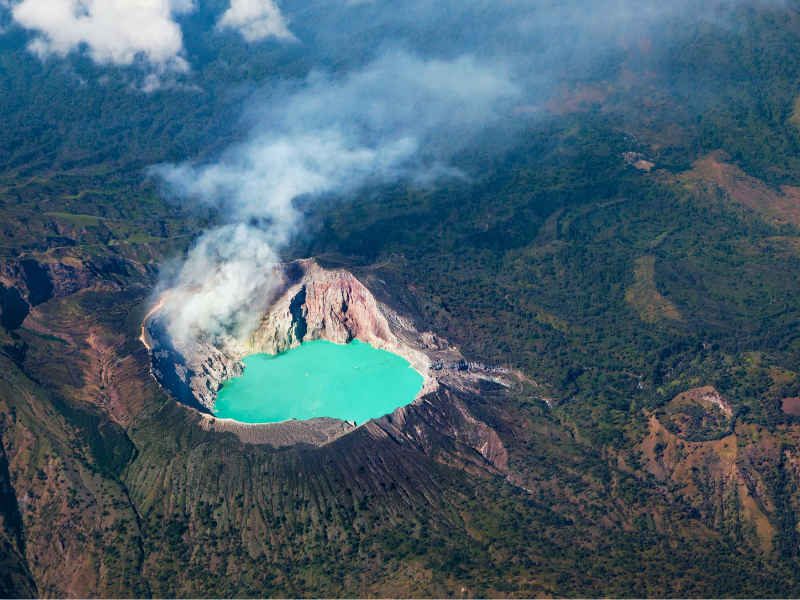 Kawah Ijen. Siarkowy potwór i mieniące się kolorami jezioro