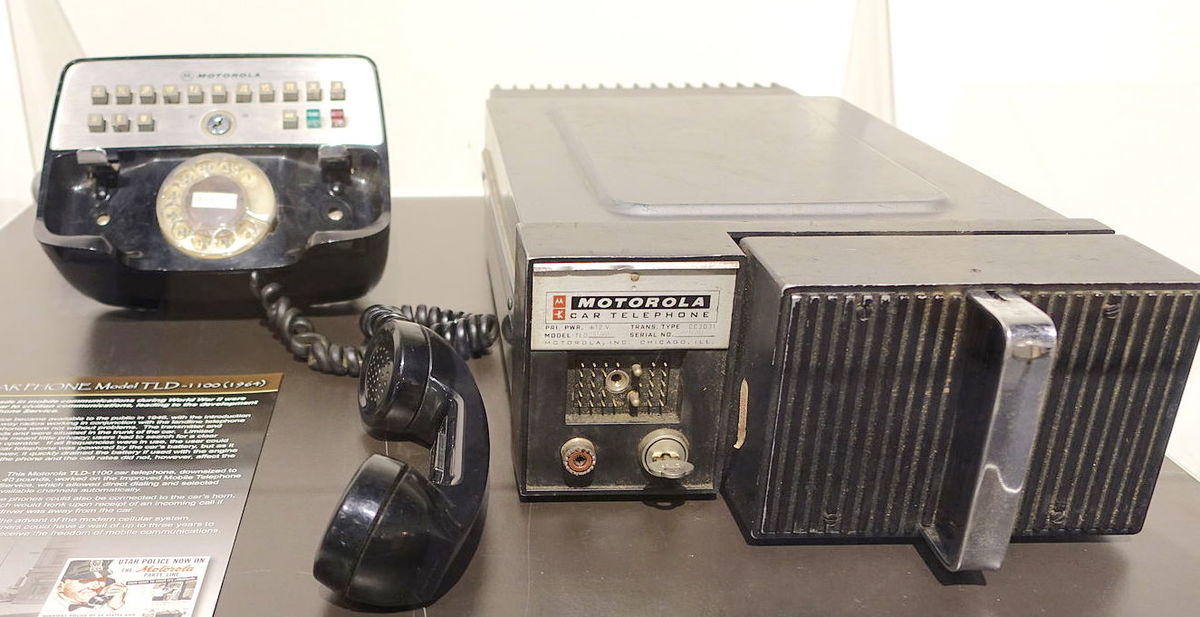 Motorola_Carphone_Model_TLD-1100,_1964,_view_1_-_National_Electronics_Museum_-_DSC00184