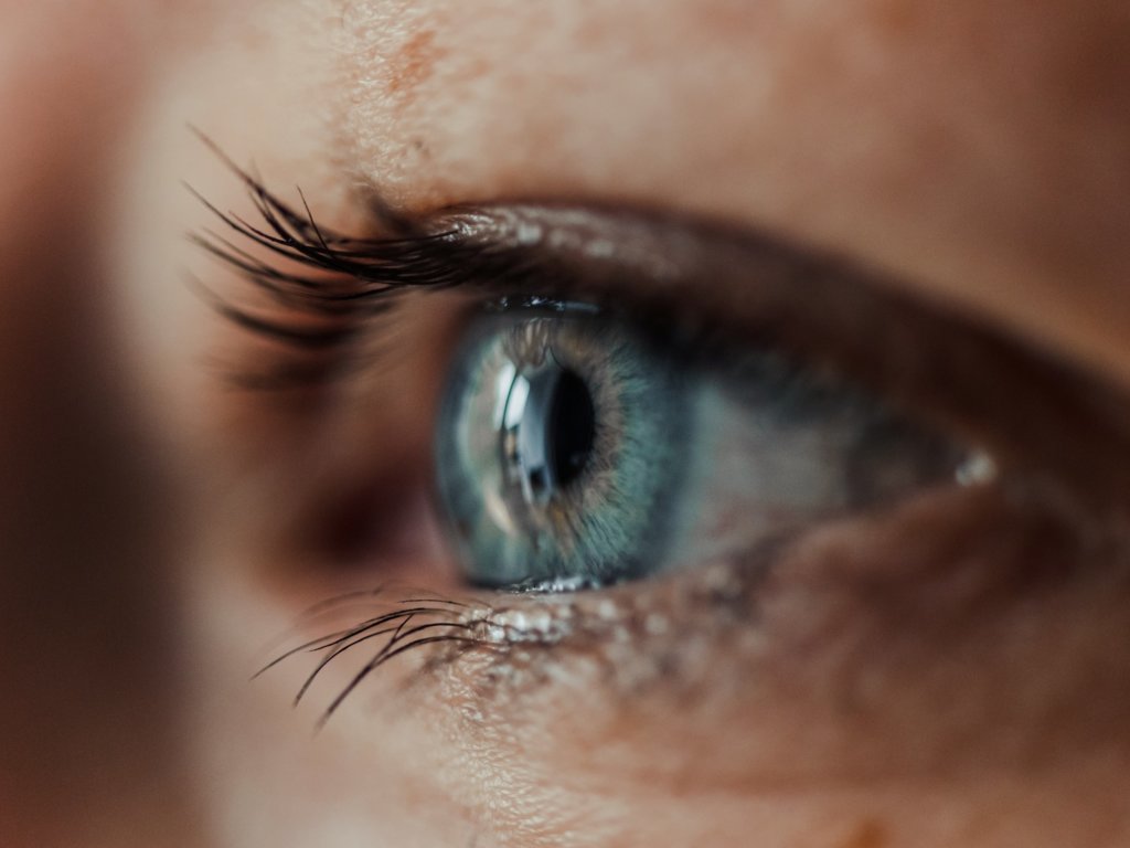 Soczewki kontaktowe - dlaczego warto je nosić i jak o nie dbać?