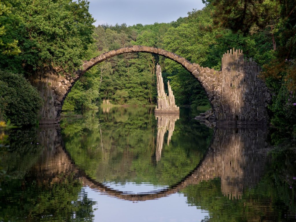 Diabelski most niedaleko polskiej granicy. Niezwykła konstrukcja zapiera dech w piersiach