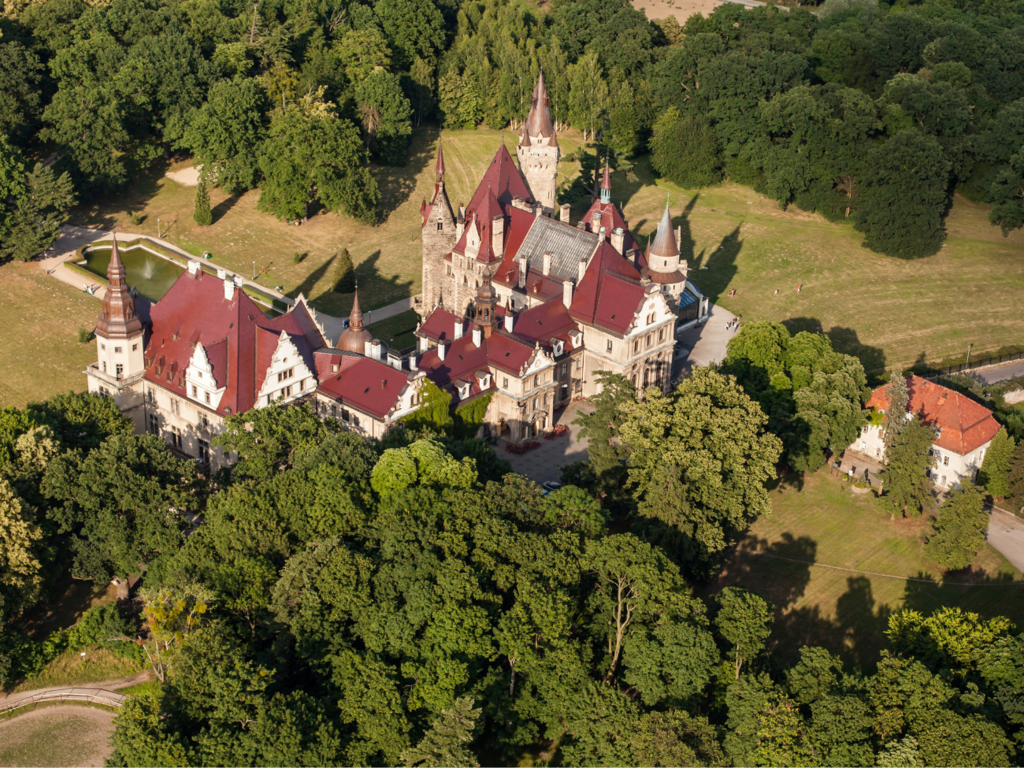 Fani Harrego Pottera powinni odwiedzić to miejsce. Tajemniczy zamek w Mosznej