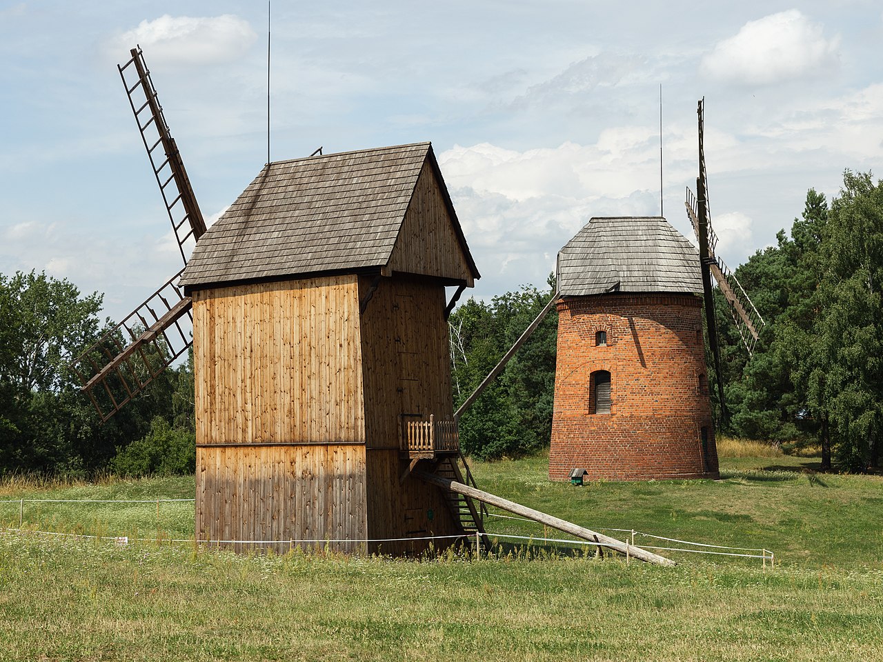 Wiatraki_koźlak_(nr_2)_i_holenderski,_skansen_w_Dziekanowicach