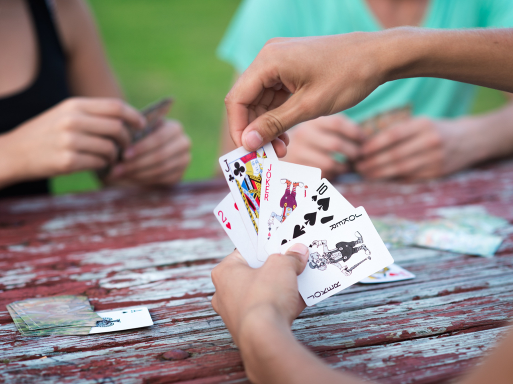 Wiesz, co to jest strit i wistowanie? Spróbuj swoich sił w QUIZie karcianym!