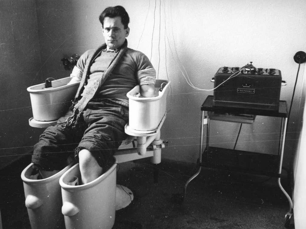 QUIZ z czasów PRL. Dancingi i kąpiele, czyli jedziemy "do wód"