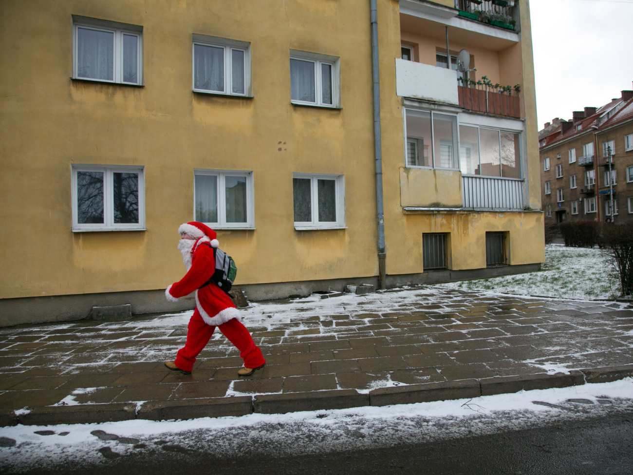 uczeń w przebraniu Mikołaja