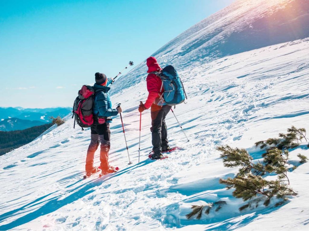 Górskie szlaki zimą. Jak się przygotować do wędrówek?
