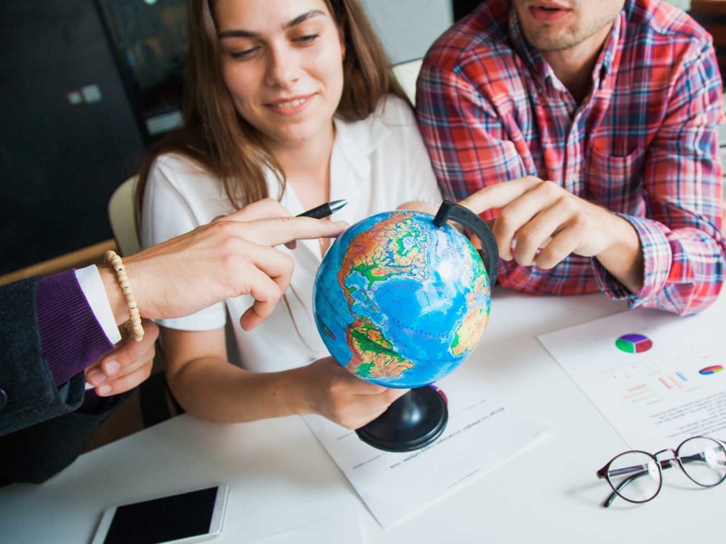 Kto pierwszy świętuje nowy rok 2024? Różnice między strefami czasowymi