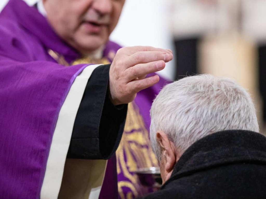 Środa Popielcowa. Skąd się bierze popiół do posypywania głów?