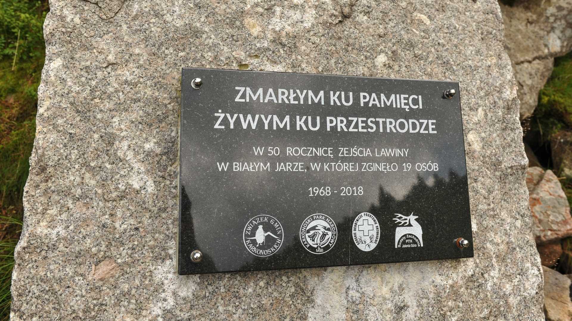 biały jar tablica upamiętnienie pomnik lawina