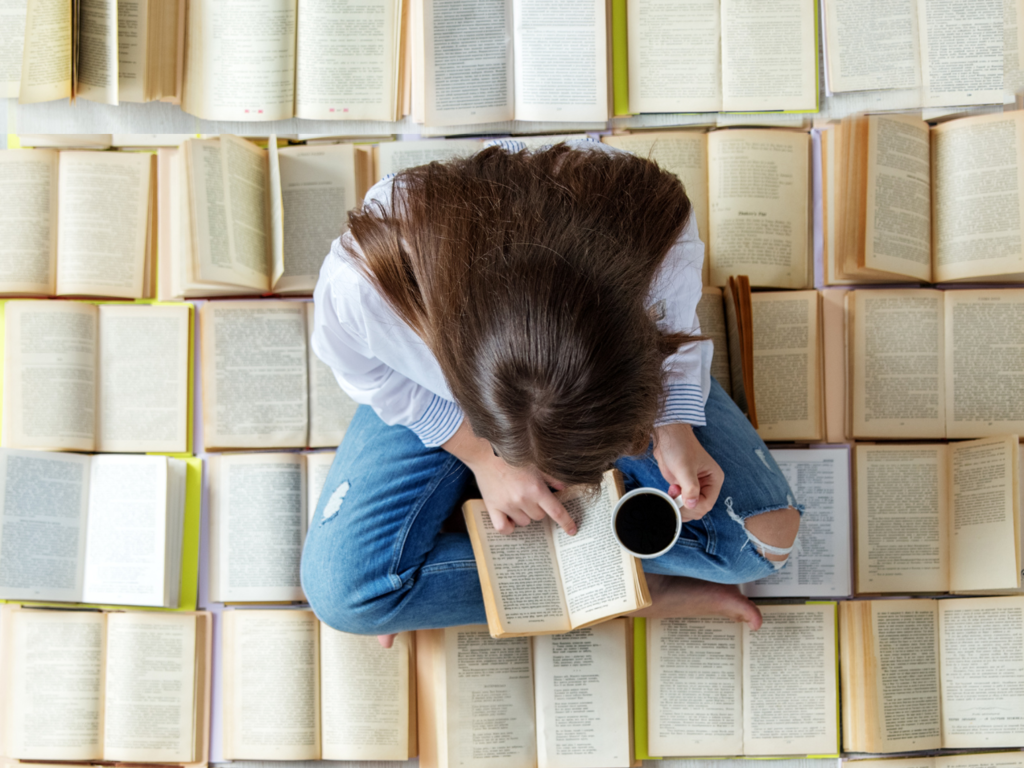 Polacy czytają więcej. Tradycyjne książki wciąż bardziej popularne od e-booków