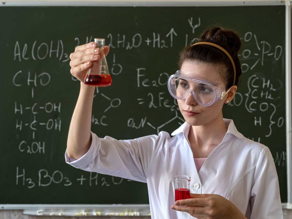 Powtórka przed maturą z chemii. Nauczycielka podpowiada, na co zwrócić uwagę