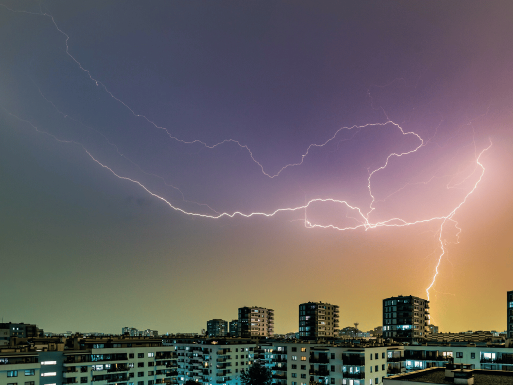 Piorun oddolny – rzadkie zjawisko podczas burzy. Jak powstaje?