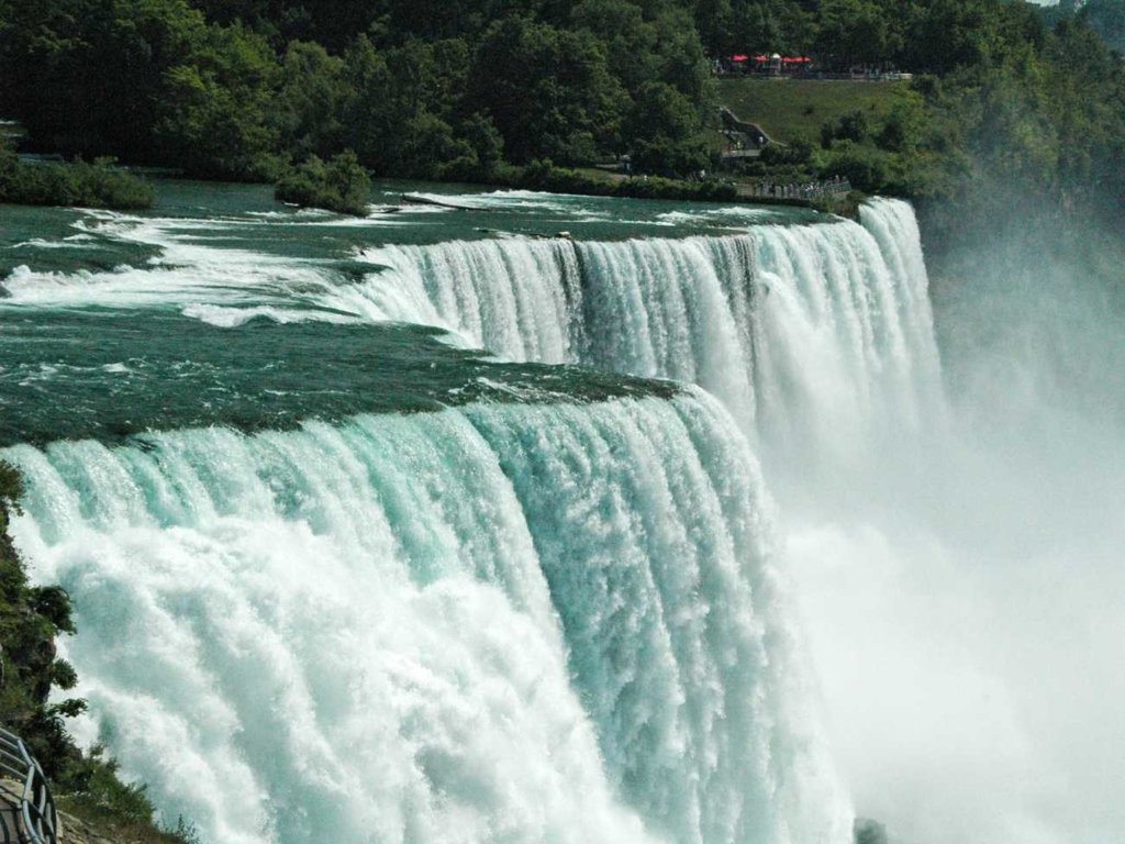 Wodospad Niagara. Dlaczego płynie nim zielona woda?