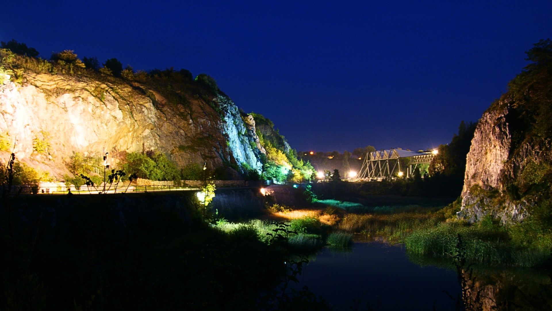 rezerwat kadzielnia kielce nocą