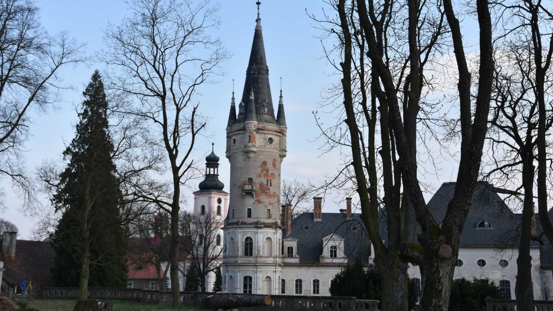 pałac w Bożkowie wieża