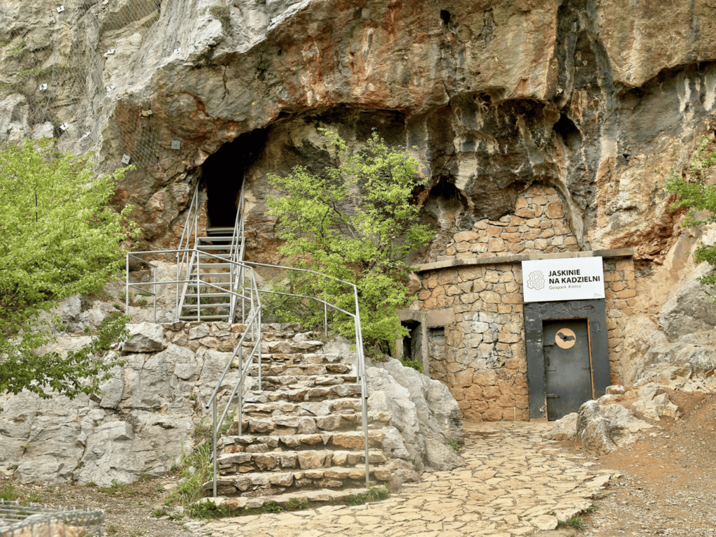 Niezwykły spacer w głąb ziemi. Jaskinie na Kadzielni to cały system korytarzy