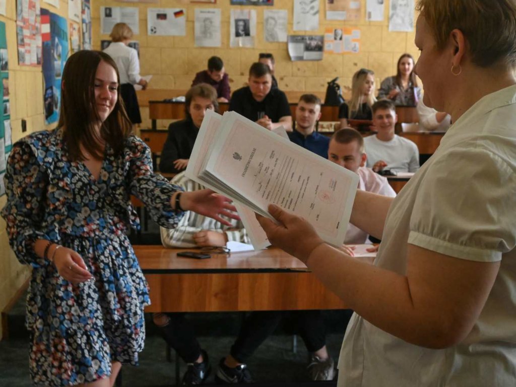 Kto może odebrać świadectwo? Wyjaśniamy zasady wydawania oryginałów i duplikatów