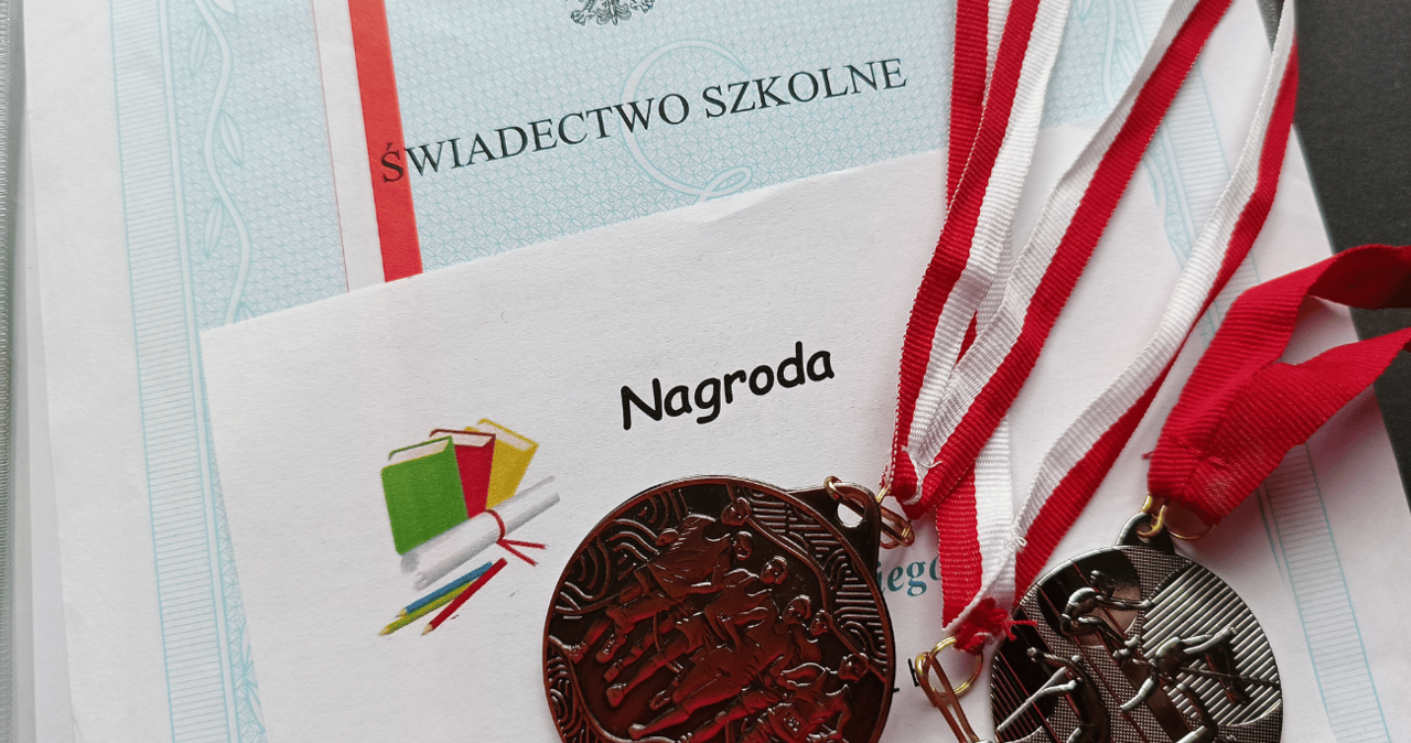 Od Ilu Jest Pasek Na świadectwie Kiedy pojawiły się czerwone paski na świadectwach? Historia wyróżnienia