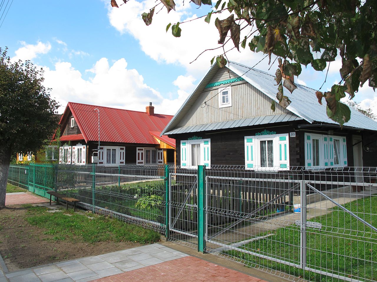 1280px-Podlaskie_-_Narew_-_Trześcianka_Domy_20110910_02