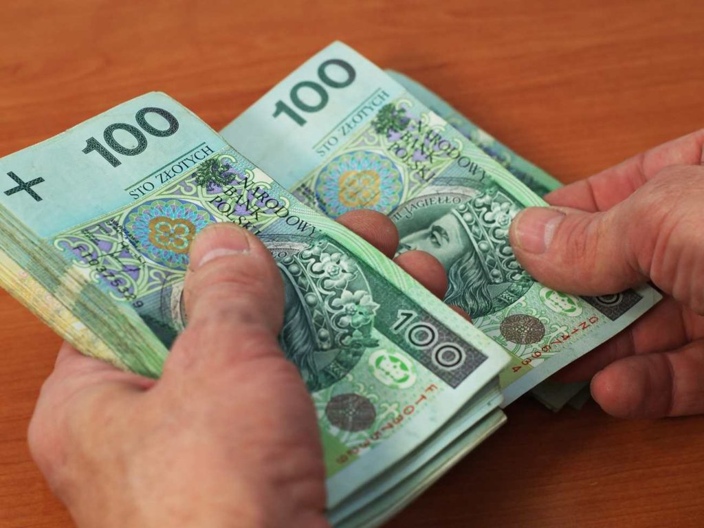 300 plus dla absolwenta podstawówki. Czy wniosek można złożyć przed wynikami rekrutacji?