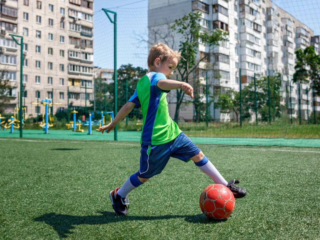 Orliki na wakacje. Czy szkolne boiska są dostępne latem?