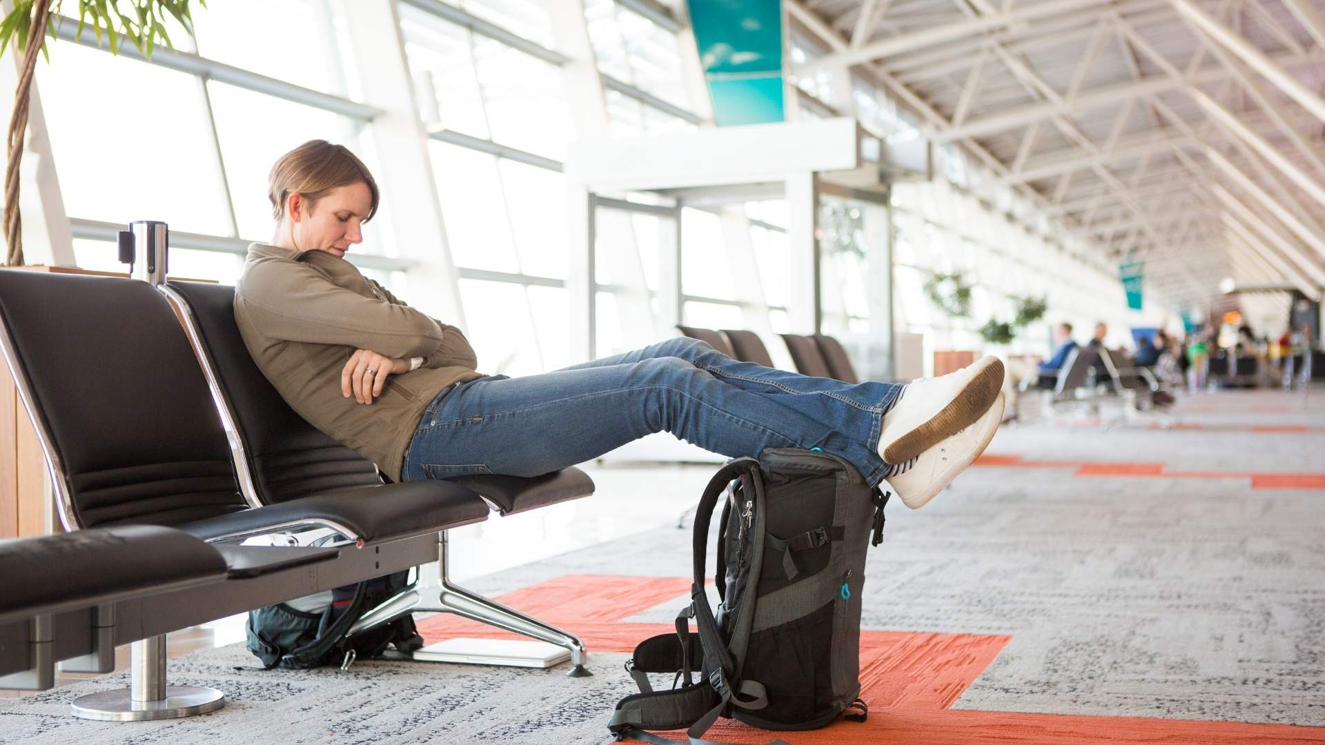 kobieta spi na lotnisku