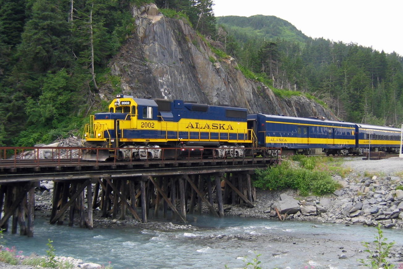 Alaska_Railroad_passenger_train_-_Whittier,_Alaska_-_14_July_2004