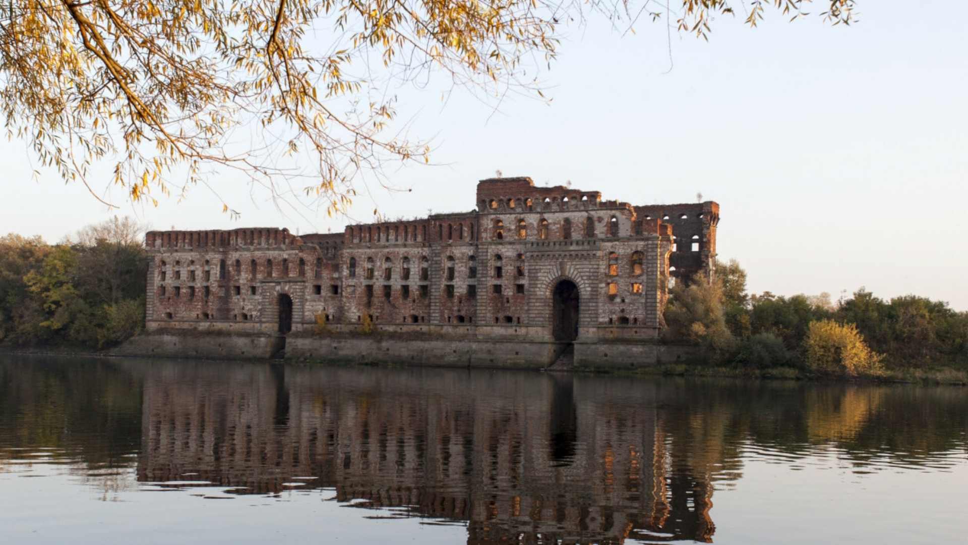 zabytkowy spichlerz nad brzegiem narwi modlin