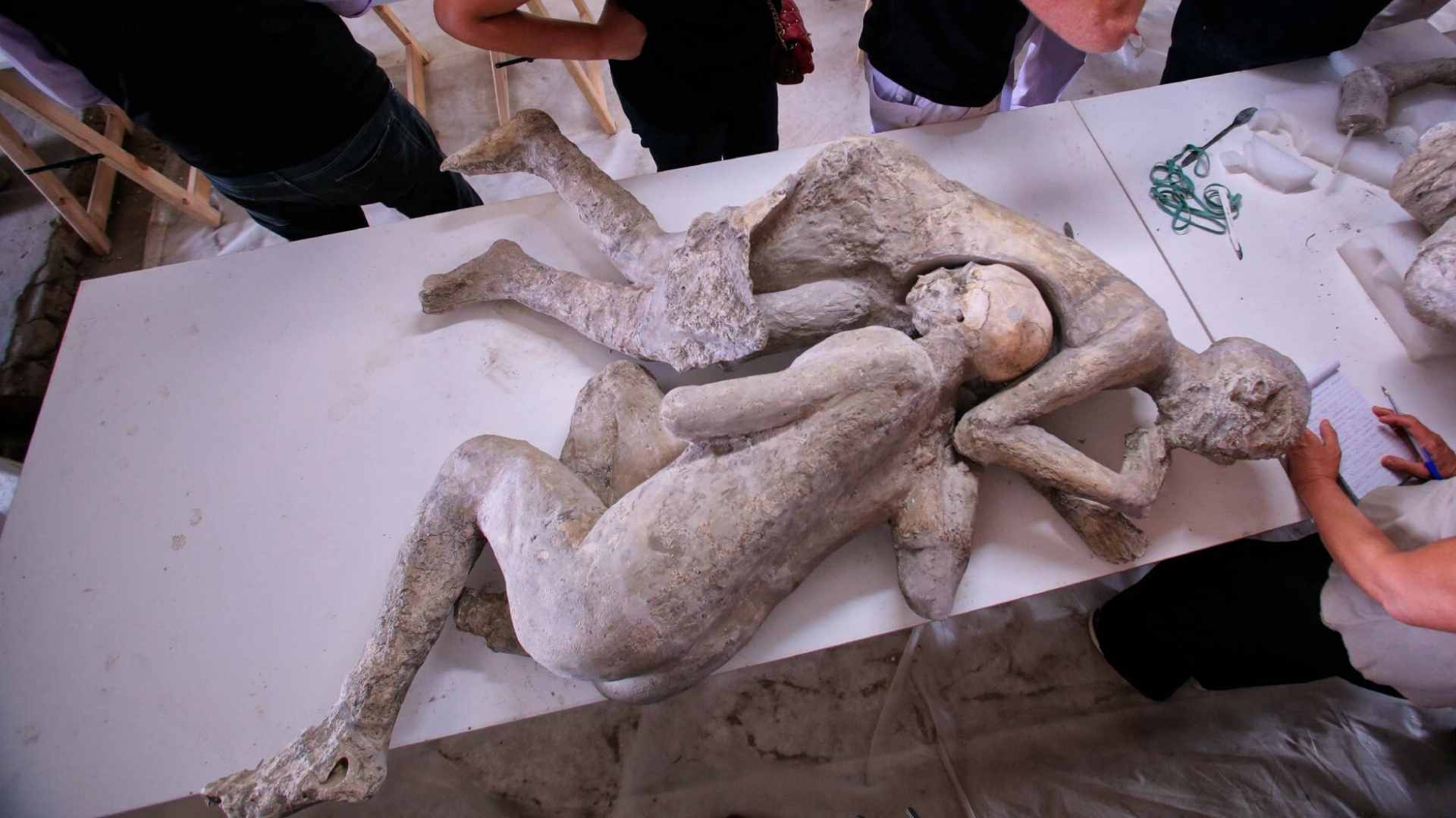 gipsowe odlewy dwóch mieszkańców pompei podczas konserwacji w muzeum