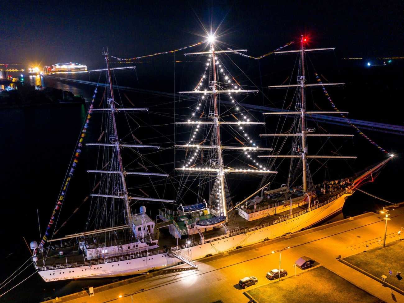 Najwyższa choinka w Polsce? Wyjątkowa iluminacja na żaglowcu