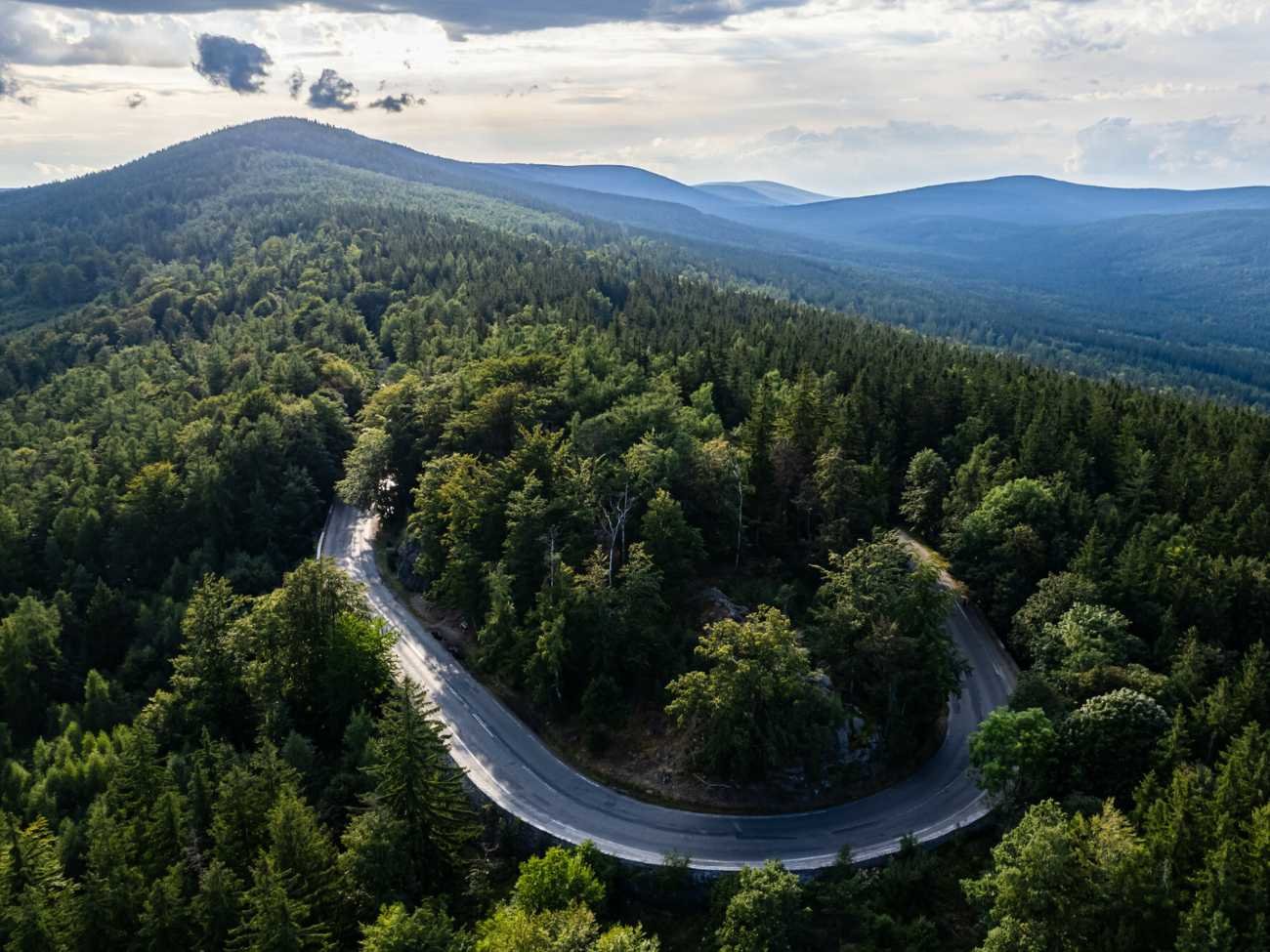 Najbardziej kręte drogi w Polsce. Kochają je nie tylko motocykliści