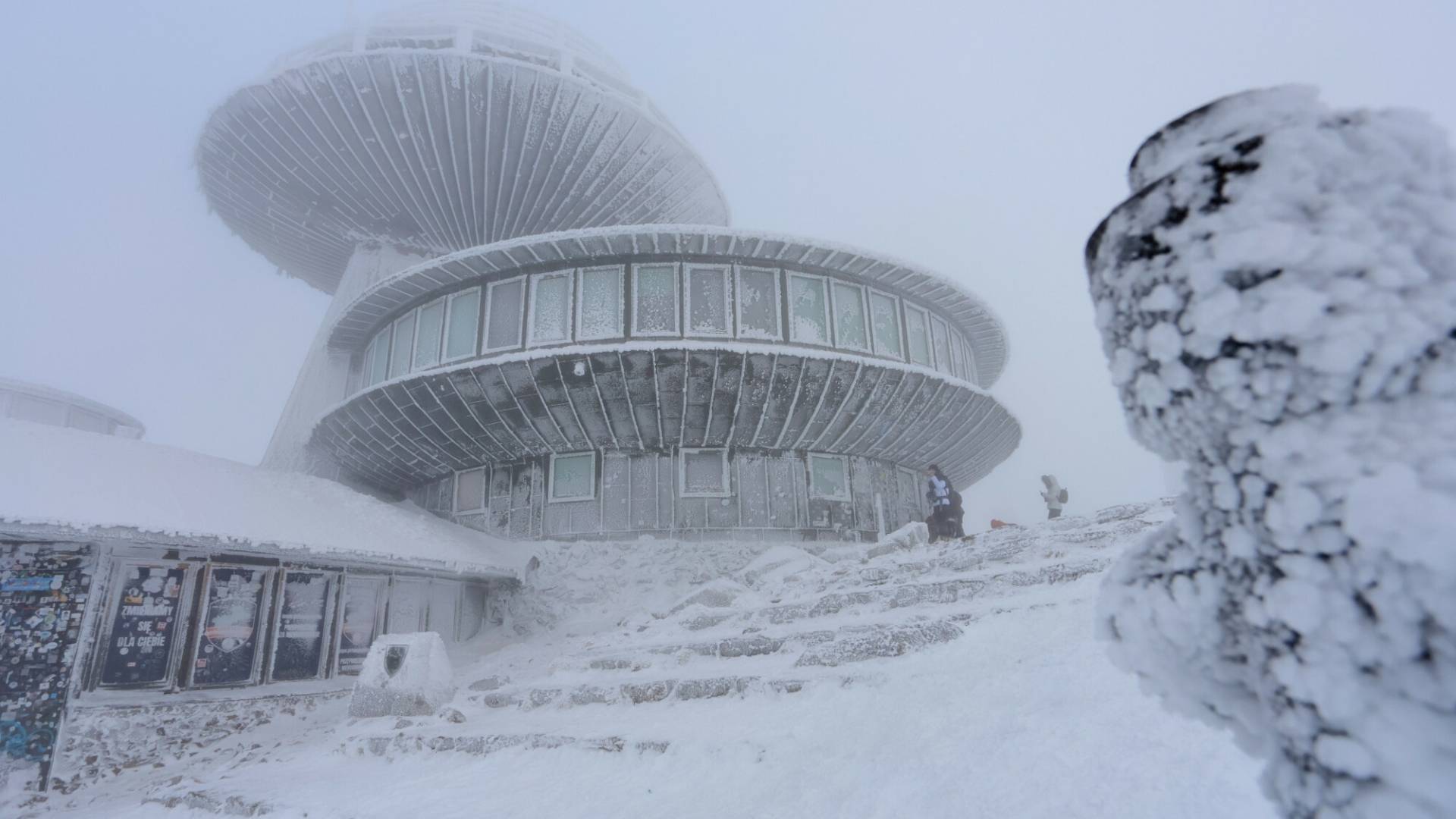 stacja meteorologiczna na śnieżce zima