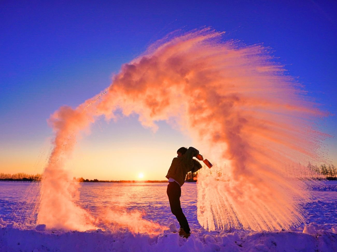 Efekt Mpemby. Dlaczego gorąca woda szybciej zamarza?