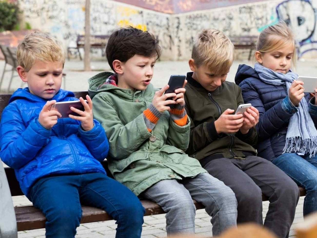 Polska bez zakazu smartfonów w szkołach. Odpowiedzialność spoczywa na rodzicach