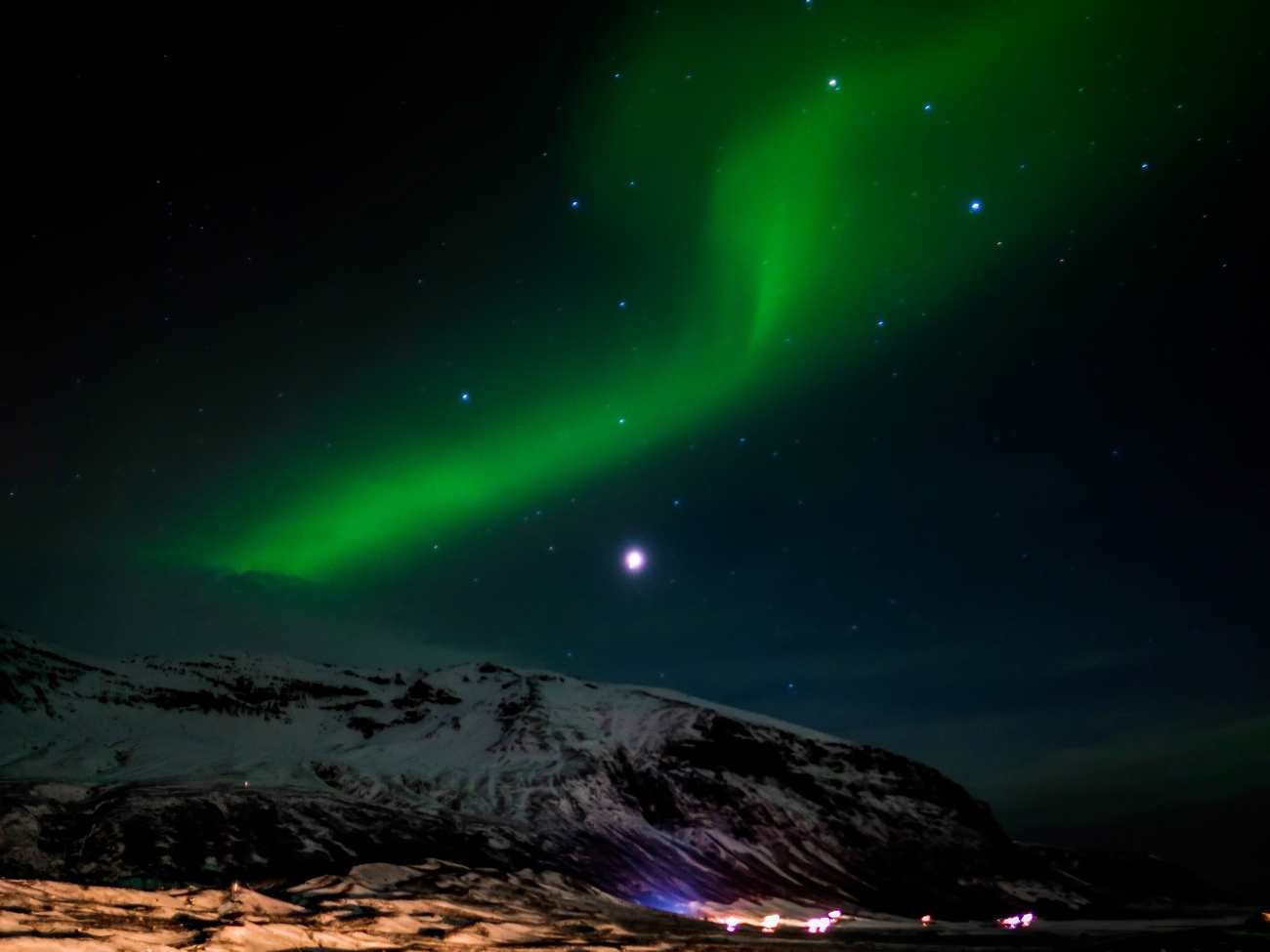 Dziwna biała plama na niebie? Naukowcy wiedzą więcej o tym, co towarzyszy zorzy