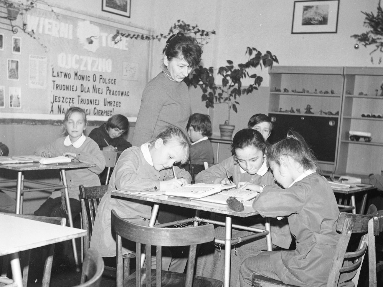 Mundurki, cenzurki i obowiązkowy rosyjski. Rozwiąż QUIZ i wróć do szkolnej ławki w PRL-u!